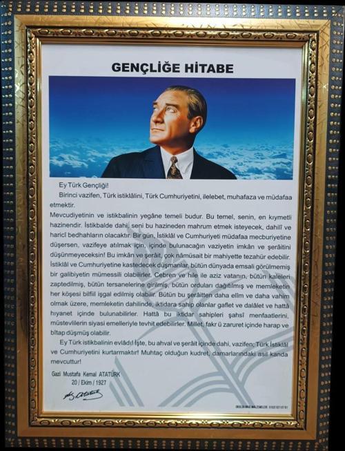 Gençliğe Hitabe Portre Tablo Yaldız Sarı-Siyah Çerçeveli 45x60cm