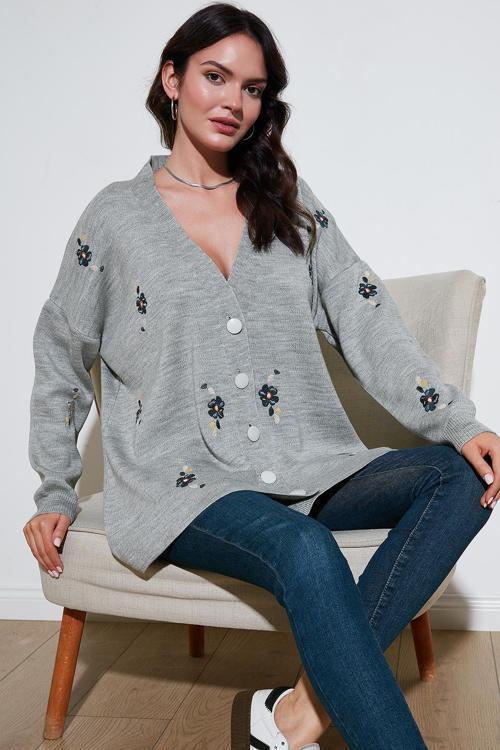 Çiçek İşlemeli Oversize Fit V Yaka Düğmeli Bayan Hırka 4616191 AÇIK GRİ