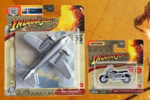 2 Araç İndiana Jones Set - Sky Busters MBX Airliner & İndiana Jones Themed Ducati Scrambler (1/64)