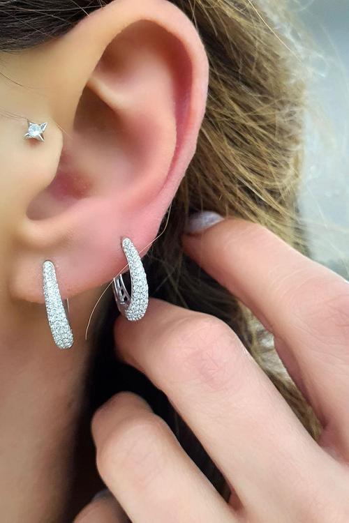 Pırlanta Parlaklığında Zirkon Taşlı 925 ayar Gümüş Oval Halka küpe