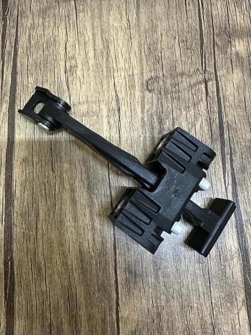 Bmw E90+LCI Ön Kapı Gergi 1 Adet