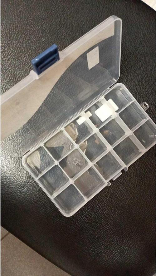 Plastik 9 Gözlü Ve Kilit Kapaklı Pena Kutusu Ve 5 Adet Pena Hediyeli
