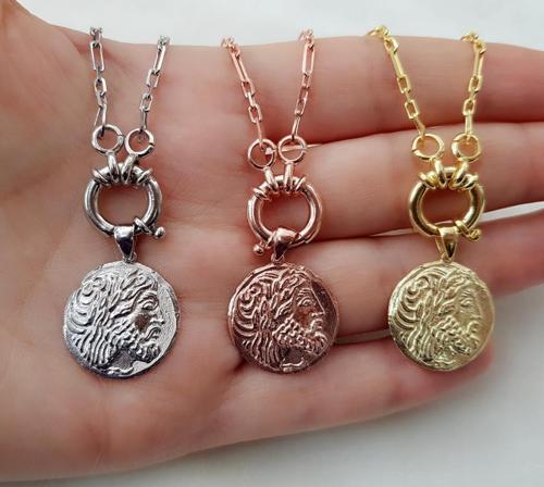 Şeymanın madalyon kolyesi