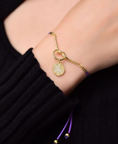 925 Ayar Gümüş Gold Kaplama Mor Ipli Taşlı Barış Sembolü Kadın Bileklik