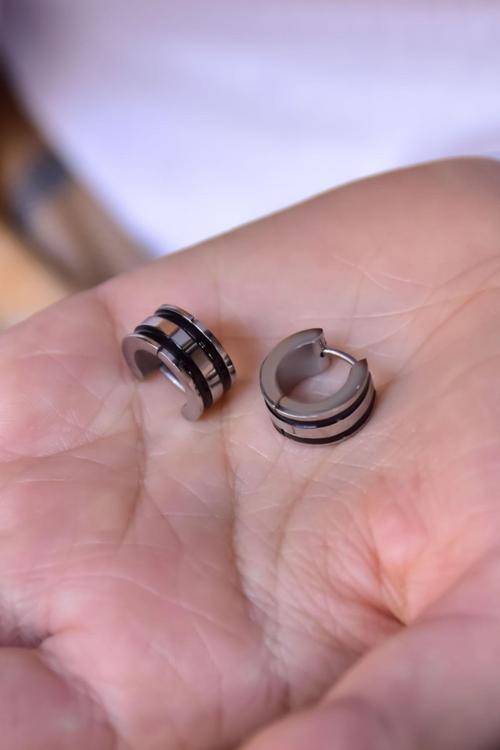 Çelik Siyah Çizgili Beyaz Halka Küpe