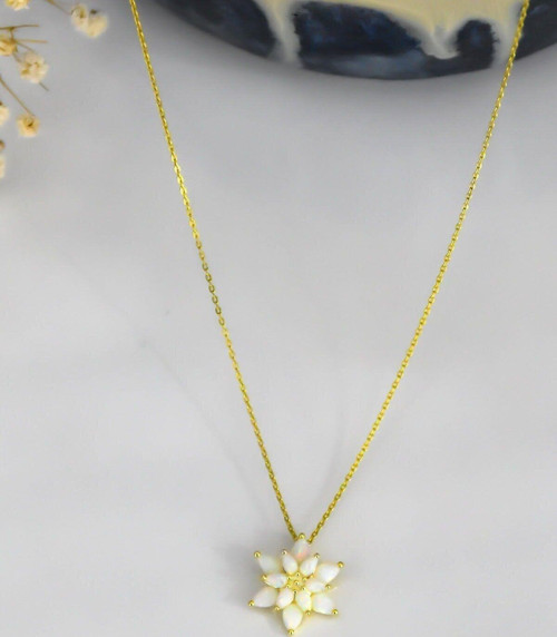 925 Ayar Altın Kaplama Kadın Beyaz Opal Taşlı Lotus Çiçeği Gümüş Kolye