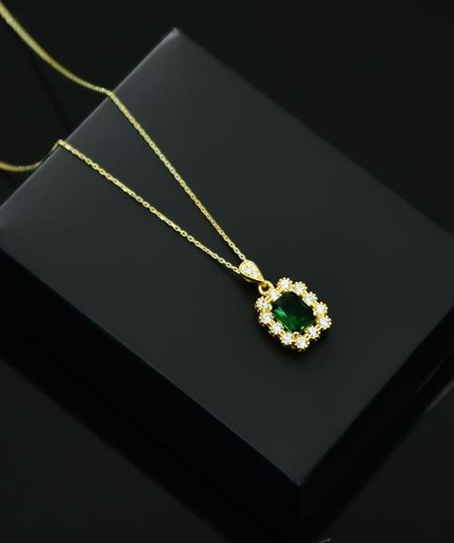 925 Ayar Gümüş Gold Kaplama Yeşim Renkli Taş Tepelikli Kare Tasarım Kolye