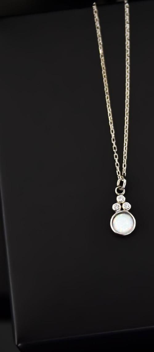 925 Ayar Gümüş Rodyum Kaplama Beyaz Opal Taşlı Yuvarlak Kolye