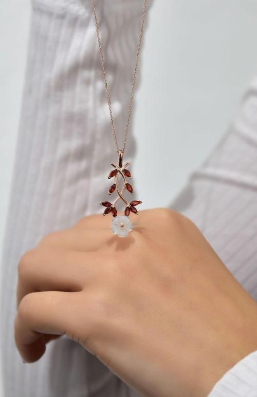 925 Ayar Gümüş Rose Kaplama Kırmızı Taşlı Sarmaşık Sedef Manolya Çiçeği Kolye