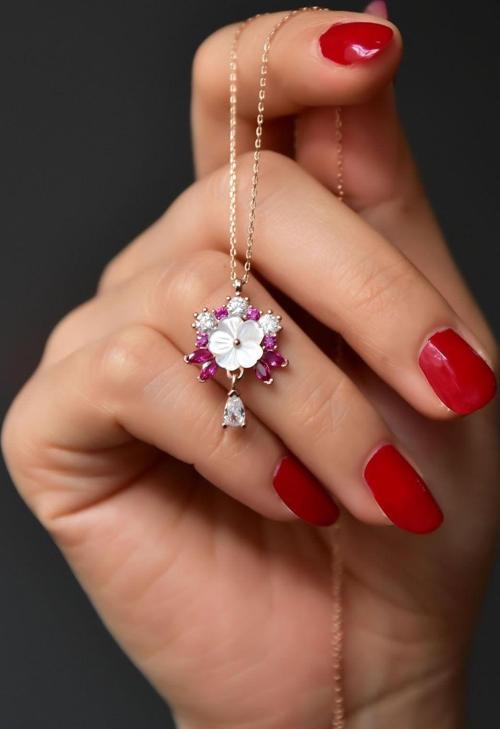 925 Ayar Gümüş Rose Kaplama Tasarım Fuşya Taşlı Sedef Manolya Çiçeği Kolye