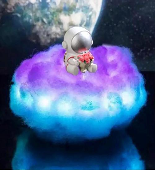 Bulut Üzerindeki Dekoratif Astronot Işık
