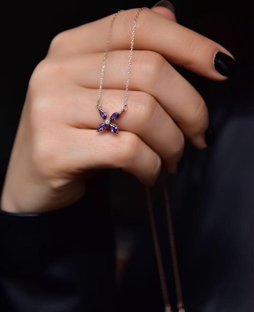 925 Ayar Gümüş Rose Kaplama Mor Zirkon Taşlı Plumeria Kolye