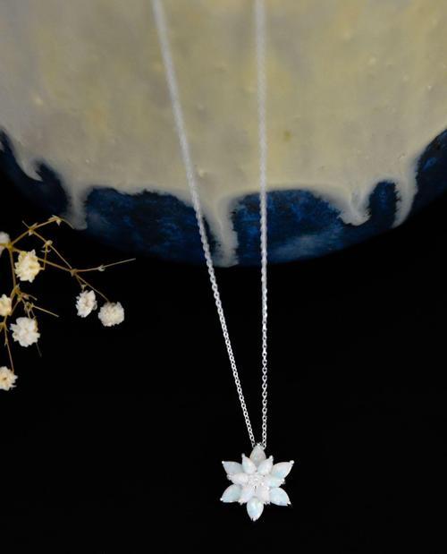 925 Ayar Rodyum Kaplama Kadın Beyaz Opal Taşlı Lotus Çiçeği Gümüş Kolye