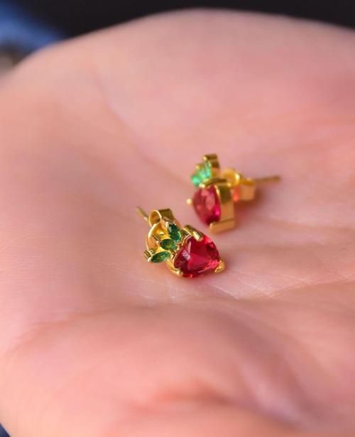 925 Ayar Gümüş Gold Kaplama Zirkon Taşlı Çilek Küpe