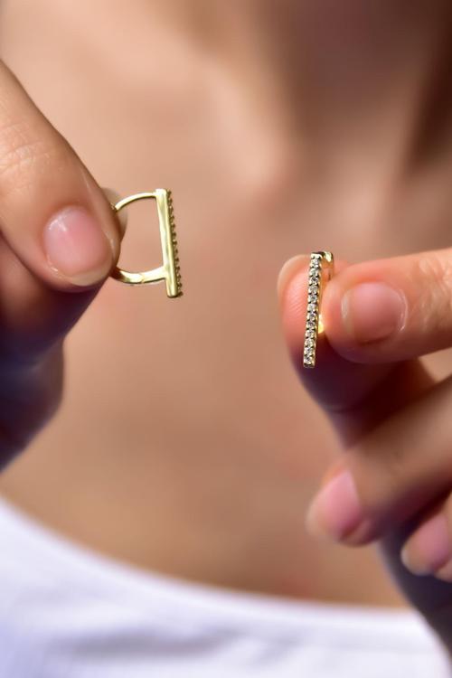 925 Ayar Gümüş Gold Kaplama Klipsli Zirkon Taşlı Stilize Kesişim Küpe