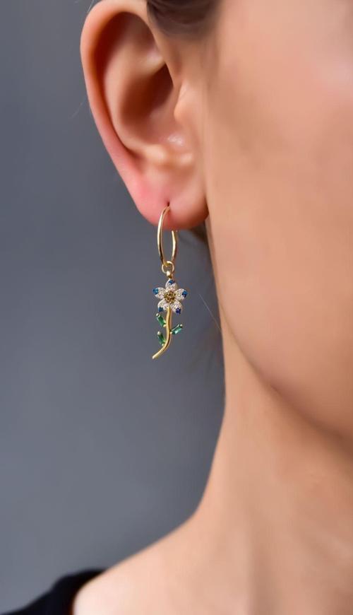 925 Ayar Gümüş Gold Kaplama Mavi Taşlı Papatya Küpe