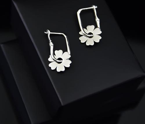 925 Ayar Gümüş Rodyum Kaplama Çiçek Halka Küpe