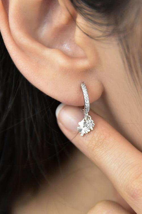 925 Ayar Gümüş Rodyum Kaplama Yonca Figürlü Halka Kadın Küpe