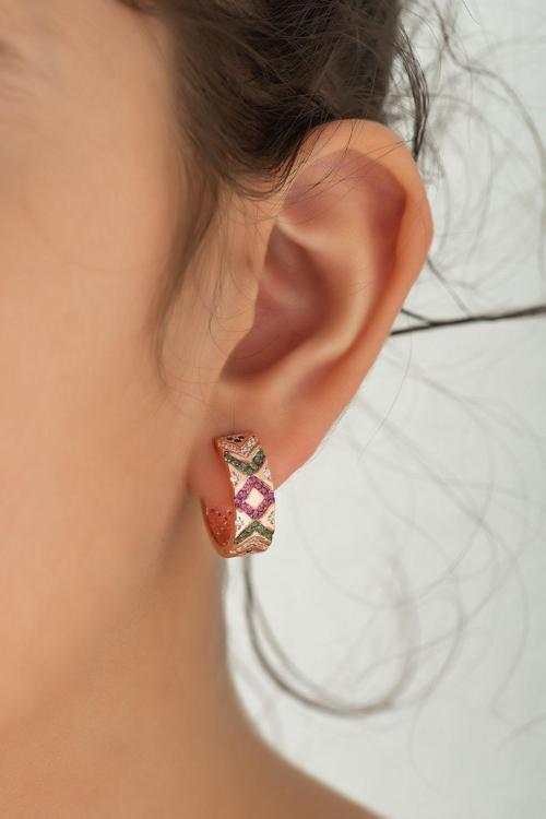 Apm Monaco Modeli Yuvarlak Gümüş Küpe Renkli Taş Dizimi Uvps300110