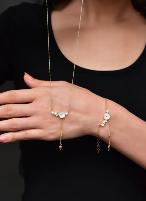 925 Ayar Gümüş Gold Kaplama Zincir Sallantılı Beyaz Taşlı Sedef Manolya Çiçeği Kolye- Bileklik Set
