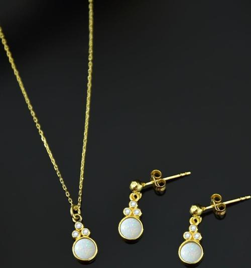 925 Ayar Gümüş Gold Kaplama Beyaz Opal Yuvarlak Kolye Ve Çivili Küpe Set