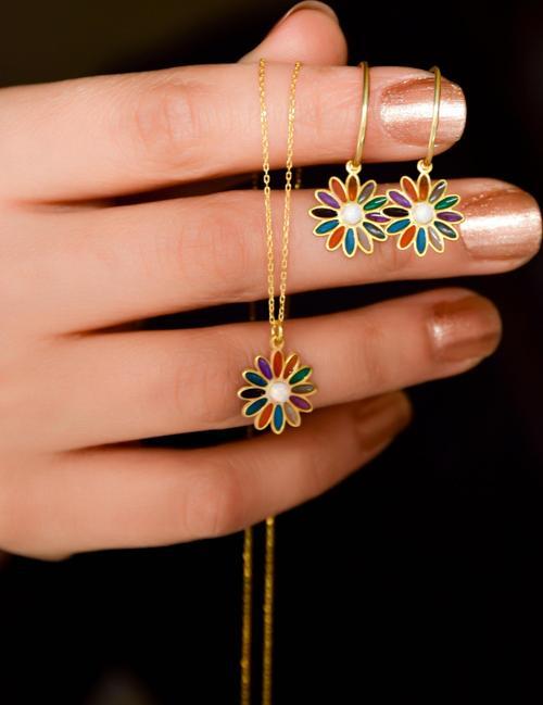 925 Ayar Gümüş Gold Kaplama Özel Tasarım Opal Taşlı Renklii Papatya Kolye ve Küpe Set