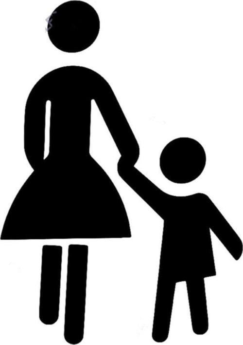 Elinde Bebeği İle Yolda Bekleyen Anne Sticker 15cm