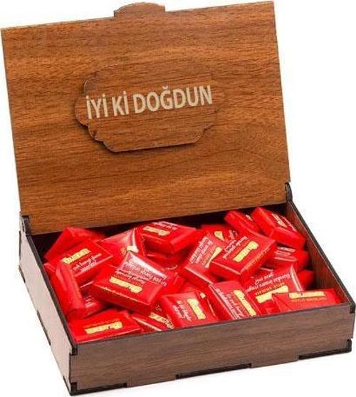 Sevdiklerinize Özel Ahşap Hediye Kutusunda 40 Adet Napoliten Çikolata ( İyi ki Doğdun Yazılı )