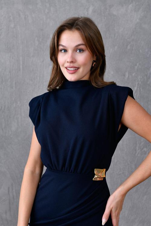 Metal Broş Detaylı Bel Drapeli Vatkalı Anvelop Kesim Kadın Elbise 409