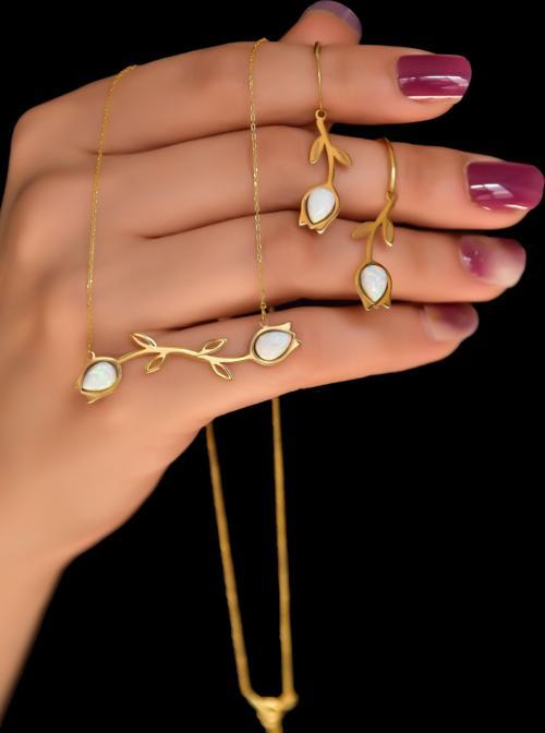 925 Ayar Gümüş Gold Kaplama Özel Tasarım Dallı Beyaz Opal Lale Kolye Ve Küpe Set