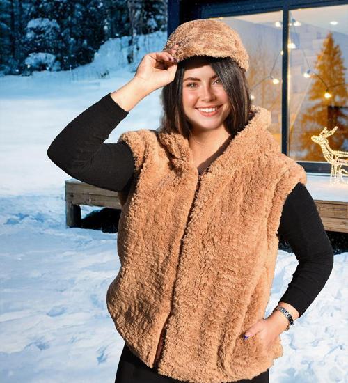 Kışın En Şık Dokunuşu: Peluş Yelek Ve Şapka Kombini