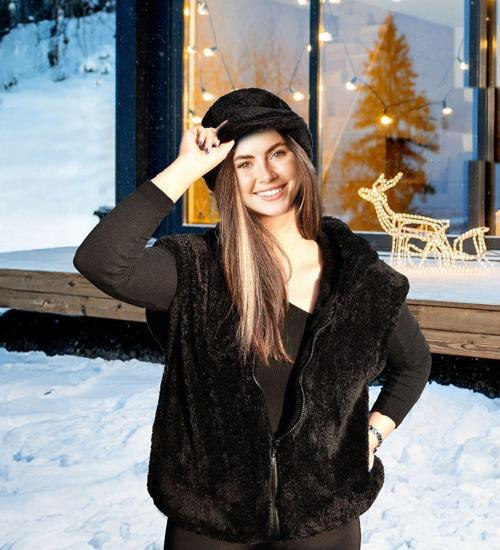 Kışın En Şık Dokunuşu: Peluş Yelek Ve Şapka Kombini