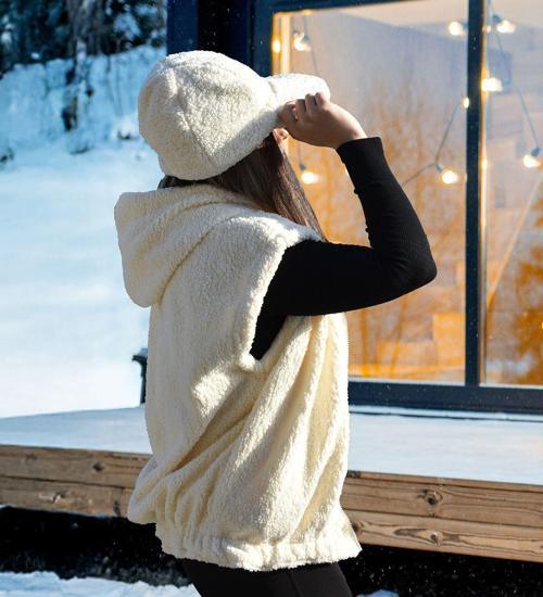 Kışın En Şık Dokunuşu: Peluş Yelek Ve Şapka Kombini