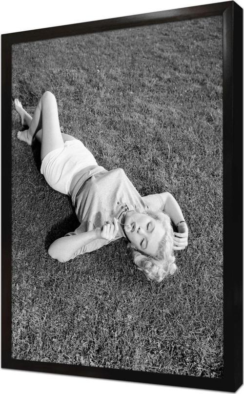 Marilyn Monroe Yerde Uzanırken Çerçeveli Mdf Tablo