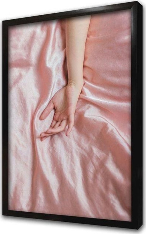 Pembe Zeminde Kadın Eli Çerçeveli Mdf Tablo