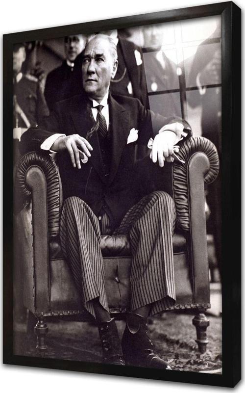 Atatürk Otururken Çerçeveli Cam Tablo