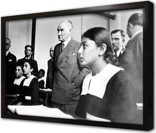 Atatürk Okulda Öğrenciler Ile Çerçeveli Cam Tablo