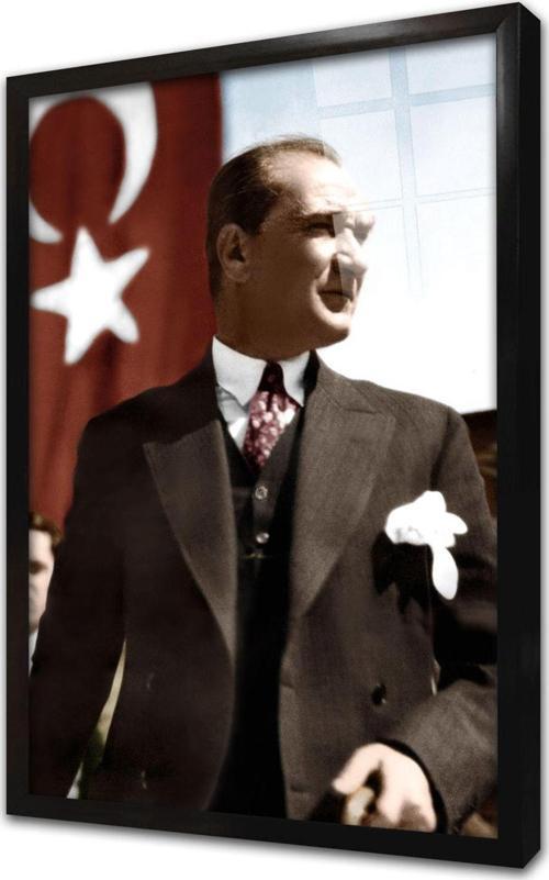 Türk Bayrağı Önünde Atatürk Çerçeveli Cam Tablo