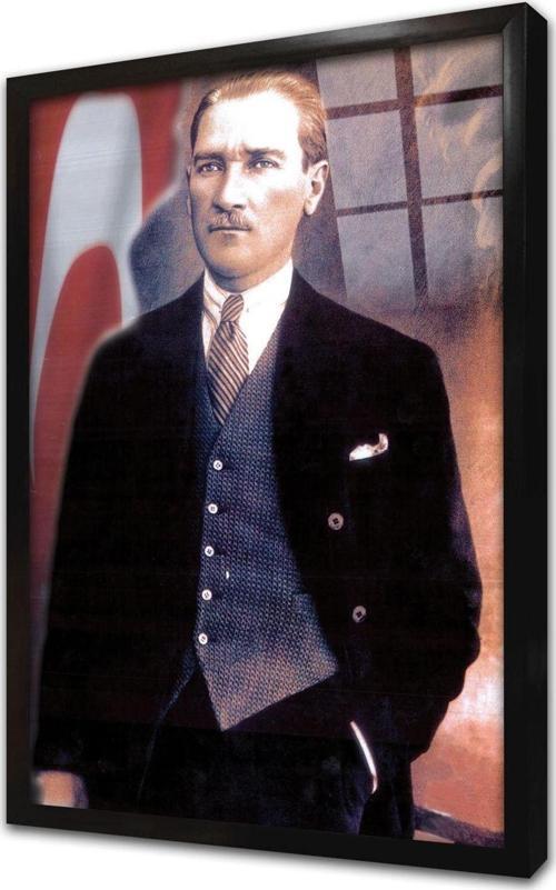 Ay Yıldızlı Bayrak Önünde Atatürk Çerçeveli Cam Tablo