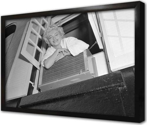 Marliyn Monroe Beyaz Bornozuyla Çerçeveli Cam Tablo