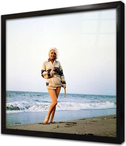 Marliyn Monroe Sahil Kenarındayken Çerçeveli Cam Tablo