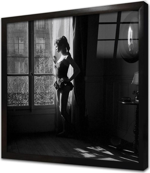 Pencere Önünde Bridgette Bardot Çerçeveli Cam Tablo