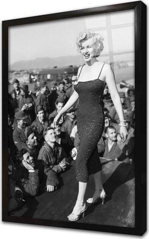 Marliyn Monroe Kalabalık Arasından Yürürken Çerçeveli Cam Tablo