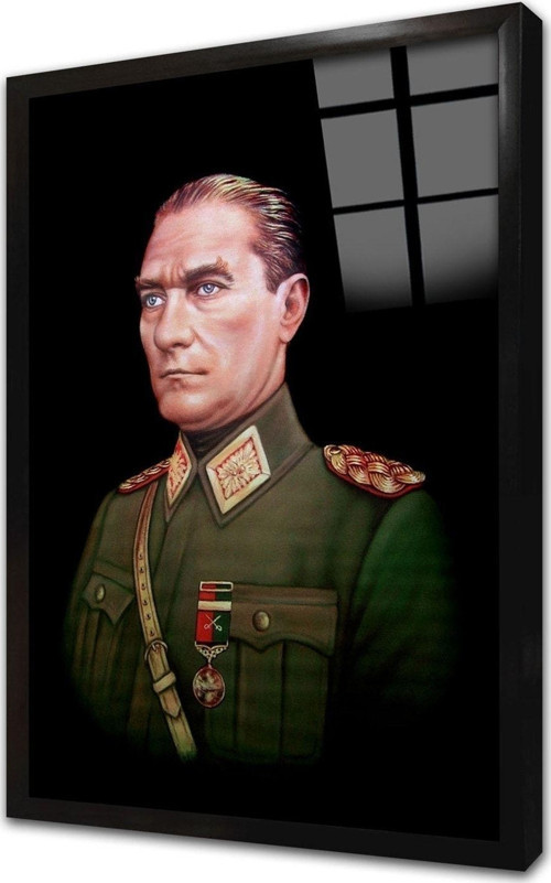 Üniformalı Mustafa Kemal Atatürk Çerçeveli Cam Tablo 50x70 cm