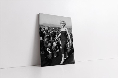 Marliyn Monroe Kalabalık Arasından Yürürken Kanvas Tablo