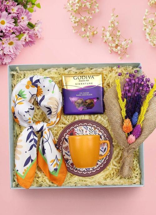Çiçek Buketi & Turuncu Türk Kahvesi Fincanı & Godiva Çikolata & Turuncu Çiçek Fular Hediye Seti
