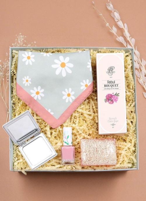 Papatya Desenli Fular & Pastel Oje & Lifli Sabun & Beyaz El Aynası &Bouquet Kolonya Hediye Seti