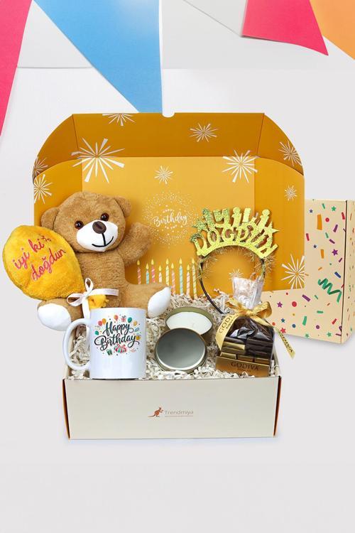 Doğum Gününe Özel Kutusunda Kupa & Kutulu Mum & Peluş Ayıcık & İyi Ki Doğdun Taç & Godiva Çikolata
