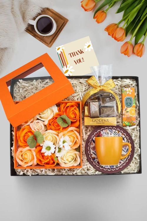 Turuncu Gül Kutusu & Godiva Çikolata & Turuncu Türk Kahvesi Fincanı & Mini Kolonya Hediye Seti