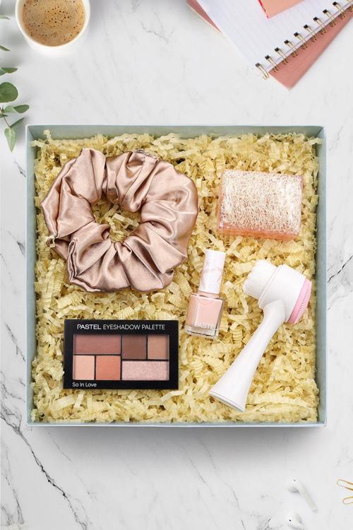 Pastel Far Paleti & Toka & Pastel Oje & Kabak Lifli Sabun & Yüz Temizleme Fırçası Hediye Seti